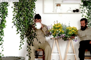 Από την performance των Ginger Creepers «Καθόμαστε Σε Ένα Τραπέζι. Ο Ένας Κοιτάει Τις Γρίλιες. Από Κάπου Ακούγεται Ο Τελευταίος Λύκος»