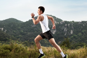 Ένας δρομέας τρέχει με το νέο smartwatch της Huawei.