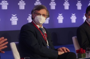 Οικονομικό Φόρουμ των Δελφών - Τσιόδρας: Να ανασχεδιάσουμε τις δοσολογίες των εμβολίων