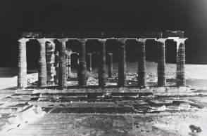 Έργο της Vera Lutter, της φωτογράφου της έκθεσης «Fragments of Time Past» στην γκαλερί Gagosian Athens.