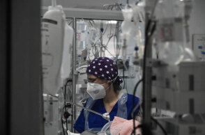 Υγειονομικός στη ΜΕΘ νοσοκομείου με μάσκα για τον κορωνοϊό