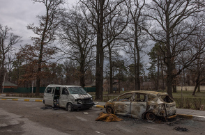 Πόλεμος στην Ουκρανία: Κατεστραμμένα οχήματα στα περίχωρα του Κιέβου