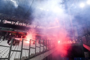 Επεισόδια κατά την αναμέτρηση ΠΑΟΚ - Μαρσέιγ - Φωτοβολίδα και καπνοί πάνω από τις εξέδρες του γηπέδου