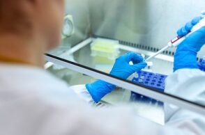 Βρετανία: Επιστήμονες αντέστρεψαν τη γήρανση σε ανθρώπινα κύτταρα κατά 30 χρόνια