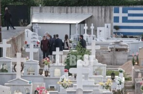 Πάτρα: Ανασύρθηκε το τάμπλετ από τον τάφο της Τζωρτζίνας - Εικόνες από τη διαδικασία