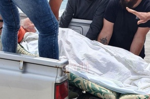 Άνδρες επιβιβάζουν ηλικιωμένο σε καρότσα φορτηγού προκειμένου να επιστρέψει σπίτι του