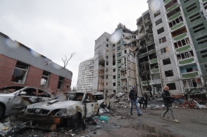 Πόλεμος στην Ουκρανία: Κατεστραμμένα κτίρια και αυτοκίνητα μετά από βομβαρδισμούς σε πόλη