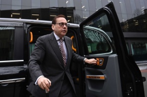 Ο Βρετανός βουλευτής, Imran Ahmad Khan, βγαίνει από το αυτοκίνητό του