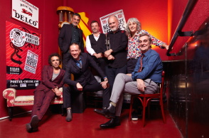 Φωτογραφία με τα μέλη των Les Negresses Vertes.