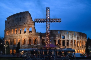 Σταυρός τη Μεγάλη Παρασκευή έξω από το Κολοσσαίο στην Ιταλία
