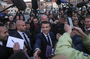 Ο Εμανουέλ Μακρόν συναντά ψηφοφόρους του κατά τη διάρκεια της προεκλογικής του εκστρατείας