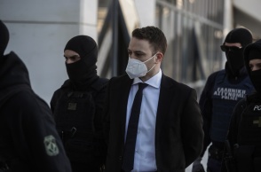 Ο καθ' ομολογία δολοφόνος της Καρολάιν Κράουτς, Μπάμπης Αναγνωστόπουλος, προσέρχεται στο δικαστήριο