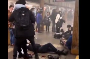 Άτομο πεσμένο στο έδαφος και αίματα μετά τους πυροβολισμούς στο μετρό του Μπρούκλιν στη Νέα Υόρκη