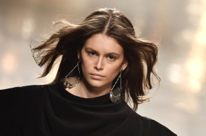 Η Kaia Gerber θα πρωταγωνιστήσει στην queer ταινία Bottoms, με πρωταγωνίστριες δύο λεσβίες μαθήτριες που παλεύουν να σαγηνεύσουν τις μαζορέτες του σχολείου. 