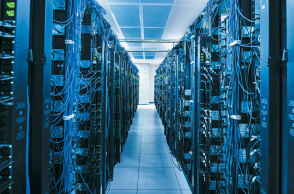 Δωμάτιο με μηχανήματα και καλώδια