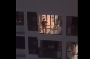 Lockdown στη Σαγκάη: Αρπάζουν πολίτη μέσα από το σπίτι του για να τον πάνε σε «στρατόπεδο καραντίνας».