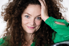 Η σκηνοθέτρια Στέφανι Τηρς της παράστασης «Hello to Emptiness» 