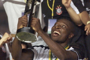 Ο Φρέντι Ρινκόν ενώ σηκώνει τρόπαιο με την Κορίνθιανς.