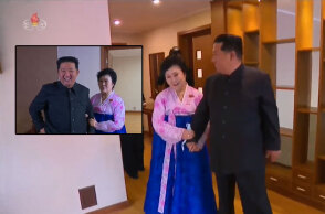 Ο Κιμ Γιονγκ Ουν και η εθνική παρουσιάστρια της Βόρειας Κορέας μέσα στο διαμέρισμα που πήρε ως δώρο για την πολύχρονη προσφορά της