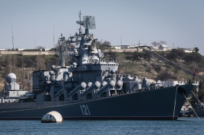 Moskva: «Το ρωσικό καταδρομικό συνεχίζει να φλέγεται»