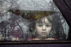 Προσφυγόπουλο από την Ουκρανία φθάνει με λεωφορείο σε κέντρο υποδοχής στην Πολωνία