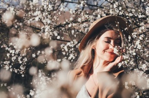 Ένα κορίτσι ανάμεσα στις αμυγδαλιές. 