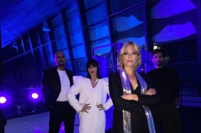 Η Βίκυ Καγιά ποζάρει στα παρασκήνια του GNTM με τον Δημήτρη Σκουλό, την Ζενεβιέβ Μαζαρί και τον Γιώργο Καράβα