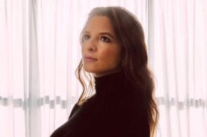 Η Εριέττα Κούρκουλου - Λάτση ποζάρει με φουσκωμένη κοιλίτσα φορώντας μαύρο κολλητό ζιβάγκο