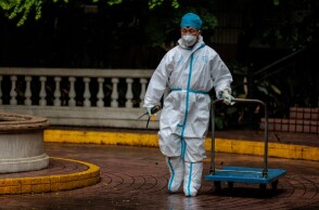 Σανγκάη - Υπάλληλος απολυμαίνει τους δρόμους