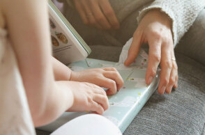 Παιδάκι ανοίγει δώρα