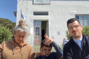 Ο μικρός Σάββας με τη μητέρα του και τον δάσκαλό του, Παναγιώτη Καλαϊτζίδη