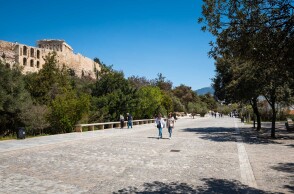 Διονυσίου Αρεοπαγίτου, ο πιο όμορφος πεζόδρομος της Αθήνας © Θανάσης Καρατζάς