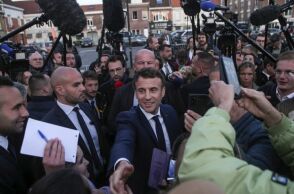 Ο Εμανουέλ Μακρόν συναντά ψηφοφόρους του 