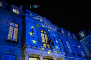 Το γαλλικό προεδρικό μέγαρο με τα χρώματα της ΕΕ