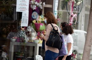 Γυναίκα με μικρό κοριτσάκι κοιτούν στις βιτρίνες εμπορικού καταστήματος - Φορούν και οι δύο Πάσχα