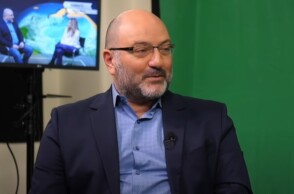 Σάκης Αρναούτογλου