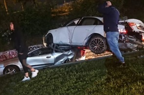 Tροχαίο δυστύχημα: Αυτοκίνητο έπεσε από την αερογέφυρα πάνω σε άλλο