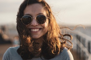 Ένα κορίτσι χαμογελάει.