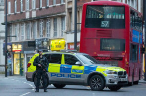 Αστυνομικός με το όπλο στο χέρι σε κεντρικό δρόμο του Λονδίνου