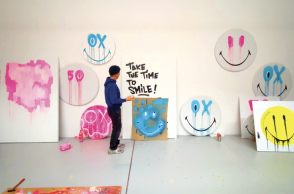 Ο graffiti artist André Saraiva σχεδιάζει για τα 50 χρόνια Smiley 