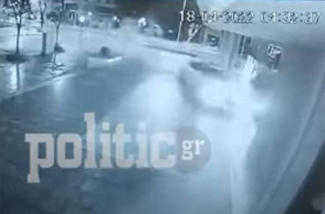Θεσσαλονίκη: Η στιγμή που αυτοκίνητο πέφτει πάνω σε κατάστημα