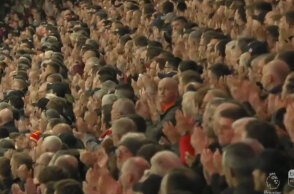 Ανατριχίλα στο Άνφιλντ όπου όρθιοι οι φίλαθλοι της Λίβερπουλ χειροκρότησαν τον Κριστιάνο Ρονάλντο στο 7ο λεπτό της αναμέτρησης