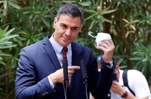 Ο Πέδρο Σάντσεθ, πρωθυπουργός στην Ισπανία, βγάζει τη μάσκα για τον κορωνοϊό