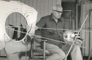 Ο Γιώργος Ζογγολόπουλος στην κατοικία-εργαστήριό του στο Ψυχικό με το γλυπτό του «Κενό και σφαίρα», δεκαετία του 1970. 