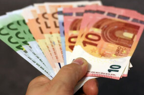 Στα 438 ευρώ τον μήνα το επίδομα ανεργίας του ΟΑΕΔ μετά την αύξηση του κατώτατου μισθού από την 1η Μαΐου