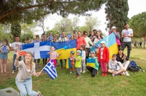 Ουκρανοί πολίτες καθάρισαν την παραλία στο ΣΕΦ - Πόζαραν κρατώντας τις σημαίες της χώρας