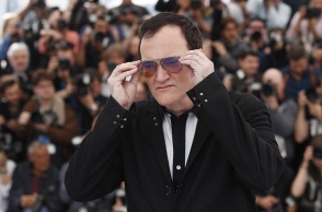 Ο σκηνοθέτης Κουέντιν Ταραντίνο με γυαλιά ηλίου στο Φεστιβάλ Καννών