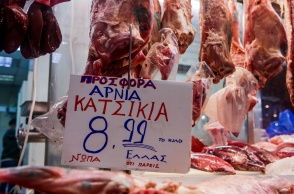 Κρεοπωλείο στη Βαρβάκειο έχει στη βιτρίνα του αρνιά και κατσίκια