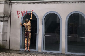 Διαδηλωτής στην Biennale της Βενετίας γράφει με κόκκινο σπρέι στο ρωσικό περίπτερο