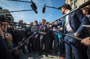 Φαβορί ο Μακρόν στον δεύτερο γύρο των γαλλικών εκλογών